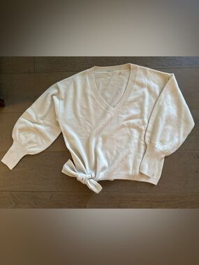 Elie Tahari Cream V-Neck Tie-Hem Sweater